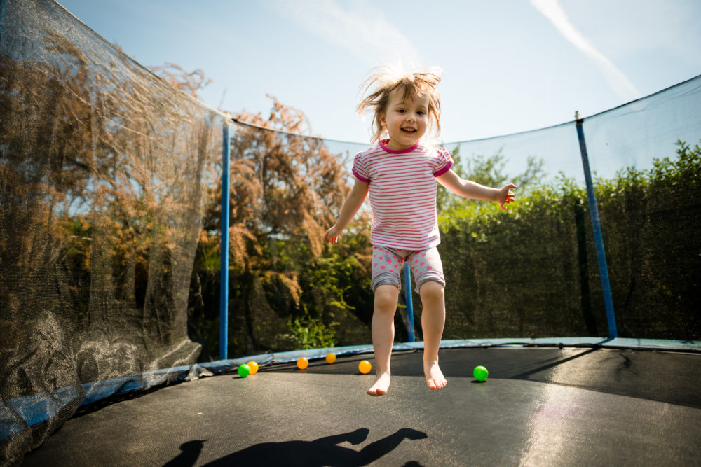 Jak wybrać i bezpiecznie użytkować trampolinę?