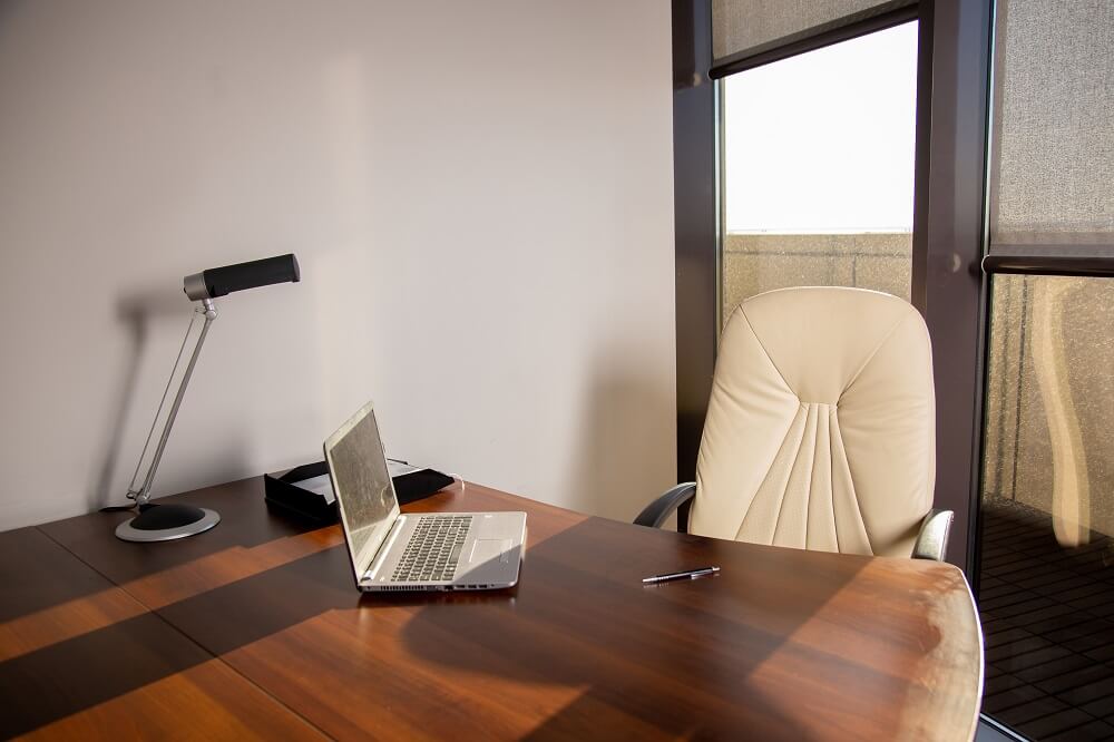 Jakie biurko do pracy w domu wybrać? Jaką powinno mieć wysokość?